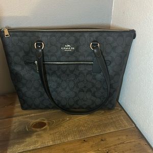 Coach signature black shoulder bag.